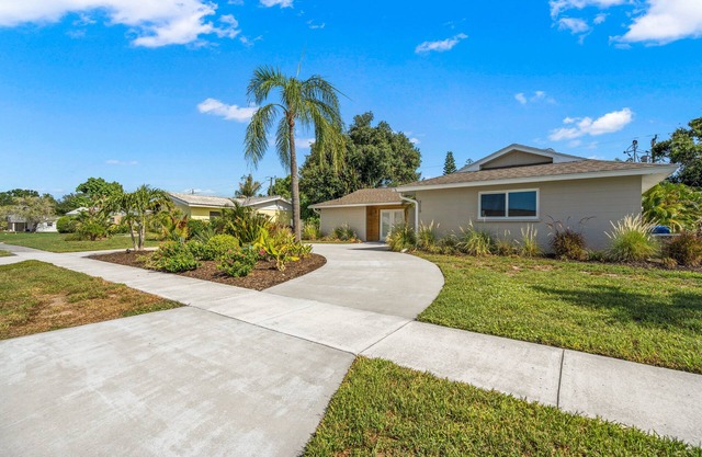 Stylish & Sunny Gem ~ Mins to Siesta Key ~ Hot Tub