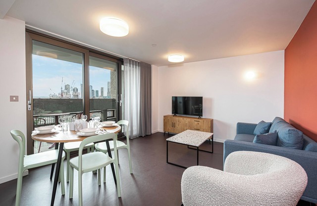 Stylish three-bedroom apartment in Poplar