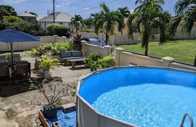 Stylish, tidy 2 bedrooms with pool 5 mins beach
