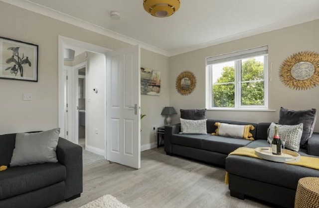 Stylish Town House - Central, Detached, Parking, Garden