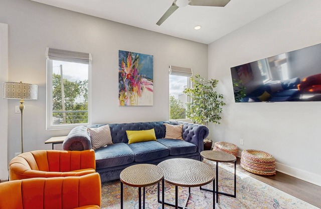 Stylish townhouse with a rooftop deck, balconies, washer/dryer, & wet bar
