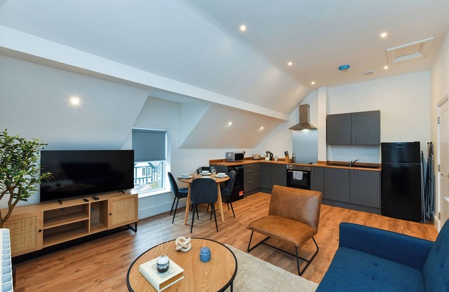 Stylish Two-Bed Home Near Nature & Transport Links
