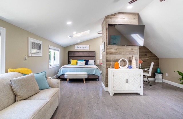 Stylish Upscale Apt w/Snack Bar & Sunny Deck