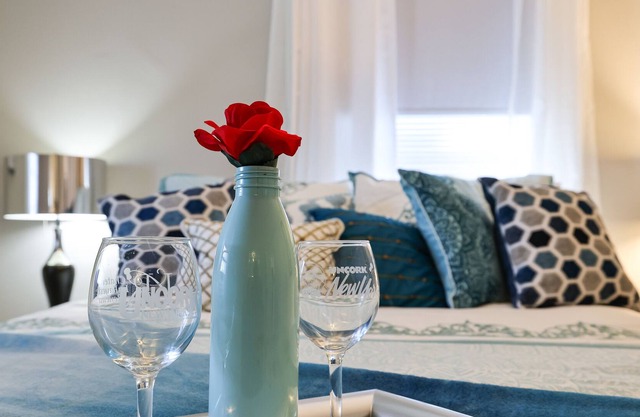 Stylish Victorian Oasis Great Location 2 Queen Beds close to Airport