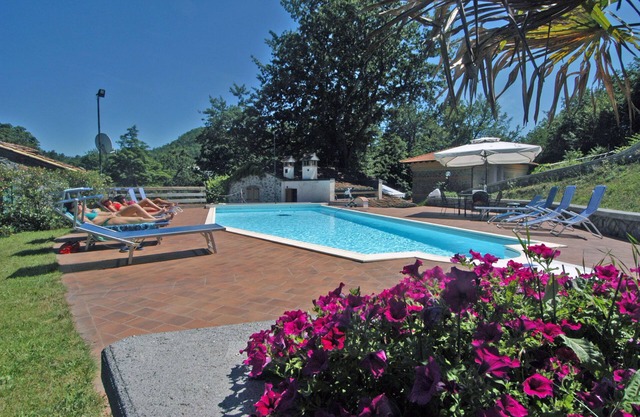 Stylish Villa (6 or 8 bedrooms) with Private Pool, 40 minutes from Florence