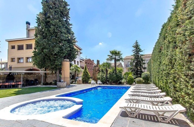 Stylish Villa for 27 in Catalonian countryside!