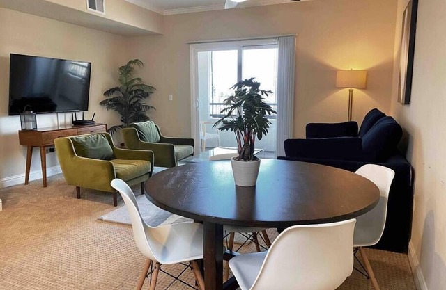 Stylish w/Balcony Ace location, Self Check-in