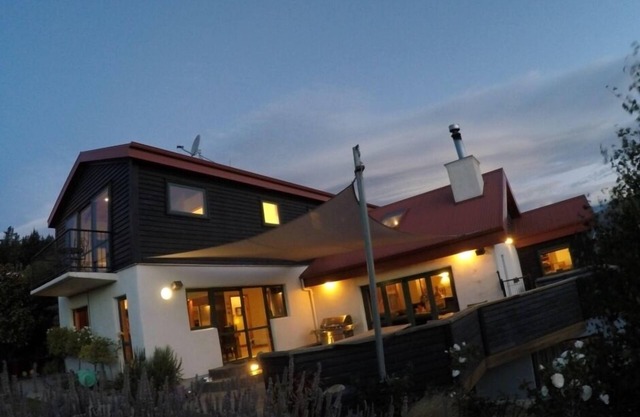 SUBSTANTIAL 4 BEDRMS w 4 BATHRMS, HOT TUB, GAMES ROOM. EASY WALK TO TOWN