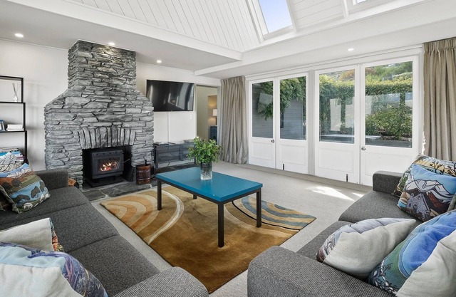 Suburb Retreat - 700 metres to town