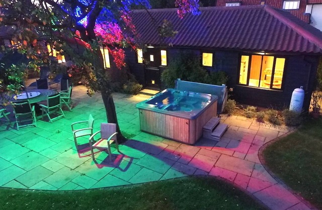 Suffolk retreat with outdoor hot tub, sleeps up to 7