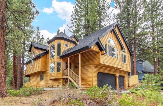 Sugar Pine Lodge: Hot Tub, Large Yard, Games