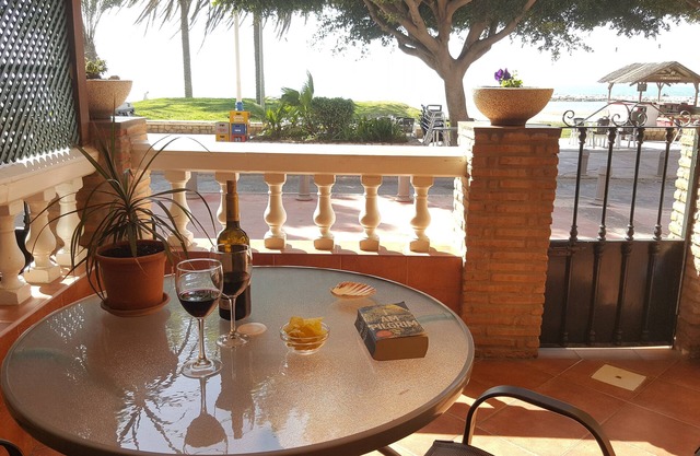 SUITABLE. 1st BEACH LINE. AT STREET LEVEL. 2 BEDROOMS/4 PEOPLE. WIFI AND SATELLITE.