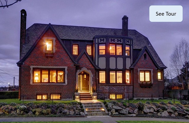 Suite I: Private Studio in our classic home near Woodland Park Zoo