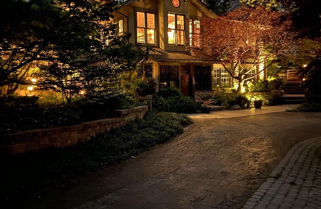 Suite nestled in a garden beside a 13 acre park in the heart of the city.