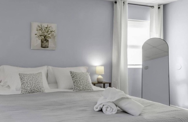 Suite Retreat: quiet comfort on walkable village lane
