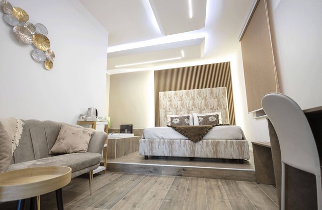 Suite - Room with double bed with private Jacuzzi