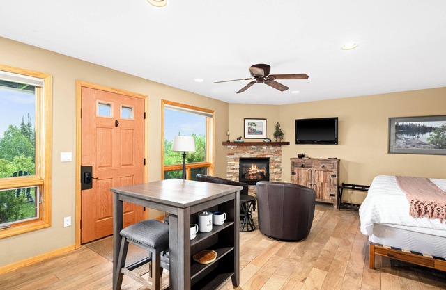 Suite with lake views next to golf course, hiking and winery! Pet friendly.