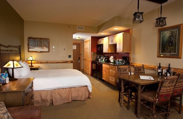 Suite with Pool, Hot Tub, Gym | On-site Waterpark