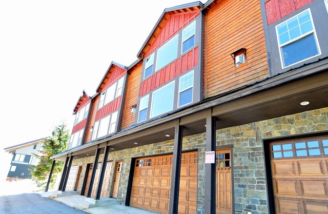 Summer☀️and Winter❄️ FUN!Spacious 4 bedroom, 3 bathroom Schweitzer Mountain Condo