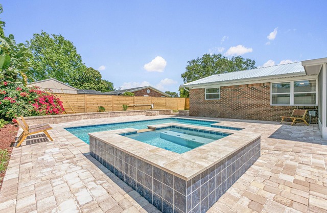 Summer Breeze - Pool and Heated Spa Near Amphitheatre, Historic Downtown, Beach