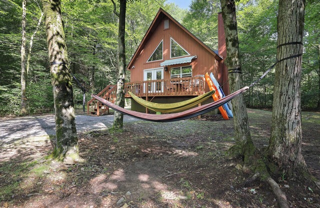 Summer Cabin ~ Community Lake ~ Fire Pit ~ Washer/Dryer ~ Fast Wifi ~ BBQ Grill