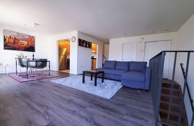 SUMMER DISCOUNT Spacious 3 bedroom townhome free parking washer/dryer WIFI