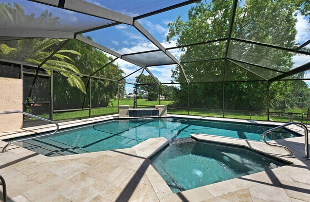Summer discounts! New lanai! Electric-heated pool home w/spa in quiet neighborhood - Villa Milano