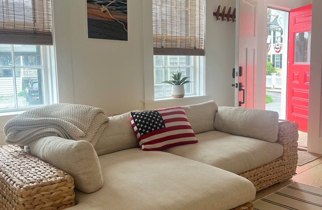 Summer Home! AC Excellent Location, Downtown MHD by harbor, sleeps 12, parking,