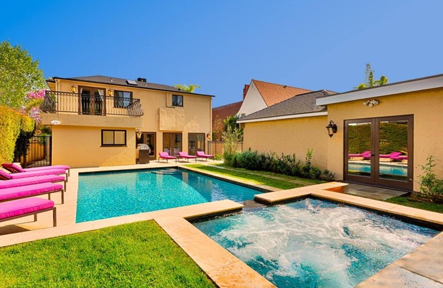 SUMMER SALE - Magnificent Hollywood Hills HtdPool Residence in Celebrity Enclave