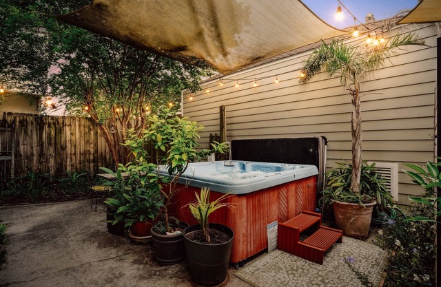 Summer Sale! Uptown Historic Neighborhood ~Walk to Streetcar~Hot tub