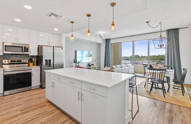 Summer Special! 1/1.5 Penthouse at The Strand – Water View