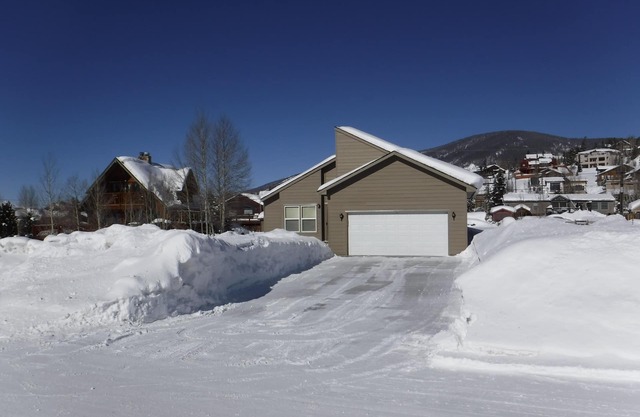 Summit Cove, 3 bedrooms, 2 baths, and 2 car garage Level 2 EV Charger BCA-46844