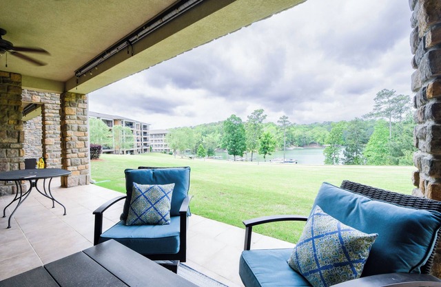 Summit's Spot in Stunning Stillwaters!