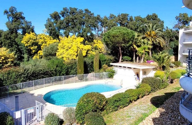 "Sun, beach and pool"-Central apartment right by the sea!