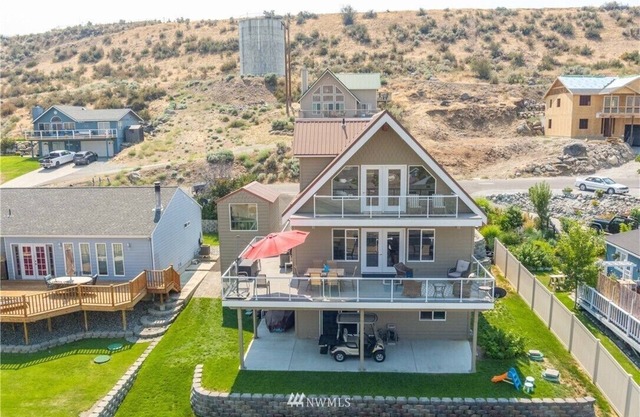 Sun Cove - Lake Entiat Getaway - 3 bedroom + loft with lake views!n