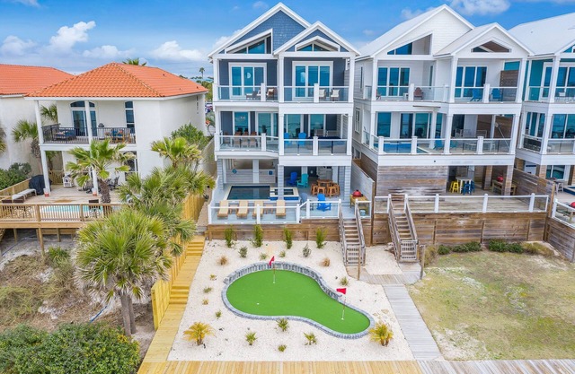 "Sun Daze" Beachfront w/Outdoor Putting Green