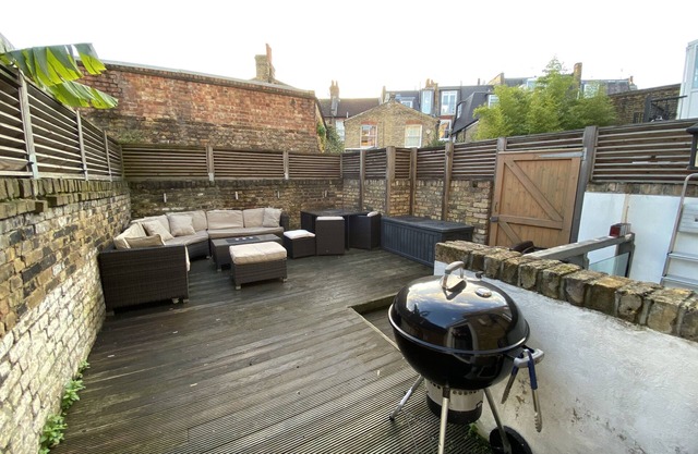 Sun-drenched Deck Quaint, Spacious 2bed 2bath