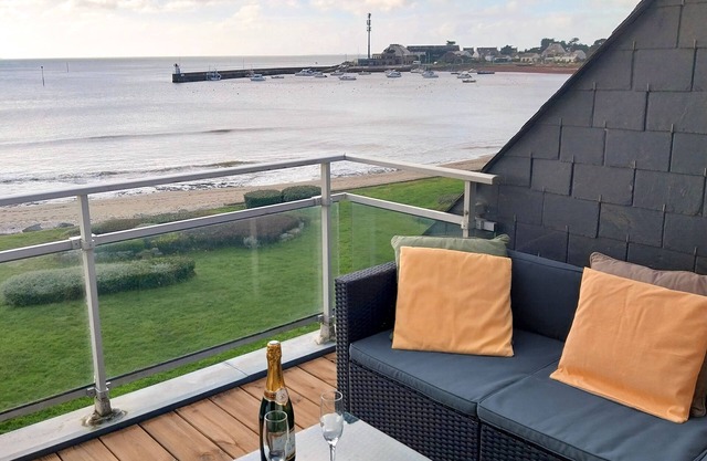 Sun-drenched duplex with terrace overlooking the sea.