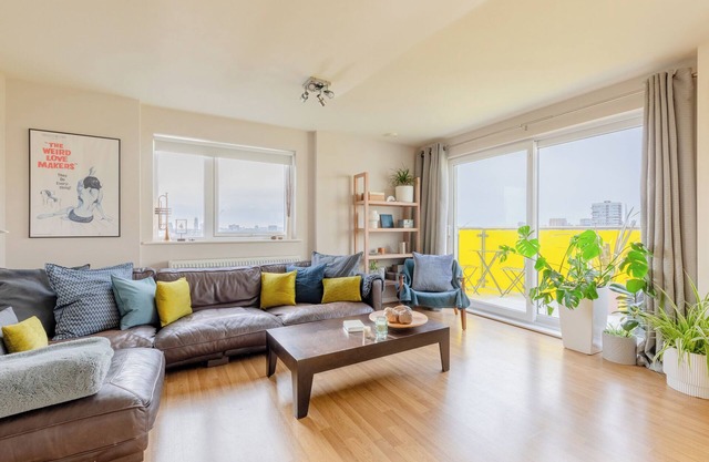 Sun Filled 2BD Flat With City Views, Mile End