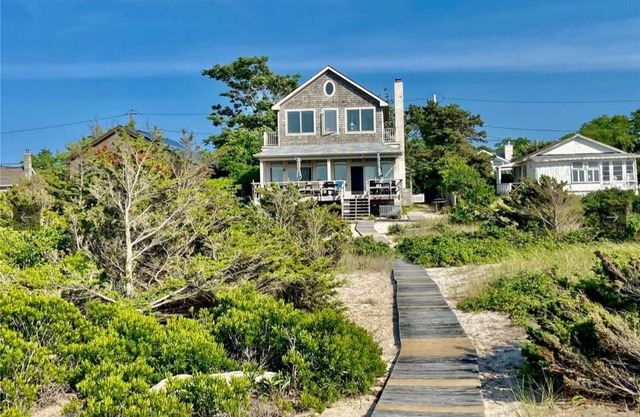 Sun-Filled 4-BR Home, North Fork - amid Dunes, Beach & Spectacular Sunsets. 3-BA