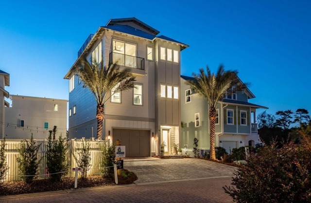 "Sun Kissed" Rooftop Gulf views - EV friendly, putting green, pool table, ping pong, bikes