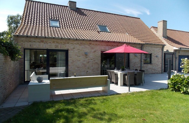 Sun-kissed Villa in Diksmuide with Garden, Sauna