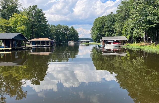 Sun's Out - Fun's Out Lodge nn BOAT RAMP and Beach AreanLake Gaston - Macon, NC