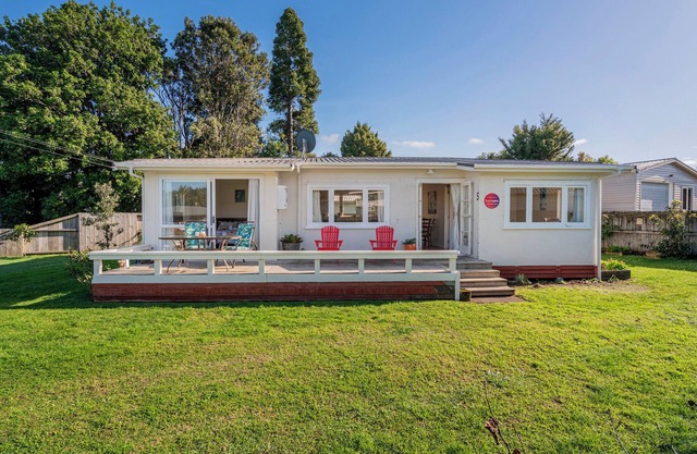 Sunbathe Bach - Whitianga Holiday Home