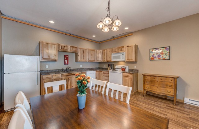Sunbeam Condo - Beautiful 2 Bedroom Stay by Beach