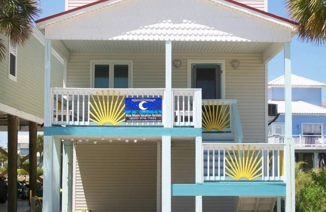 Sunbeam-Soundview Private Home. 2 Min Walk to the Beach, Pup friendly!