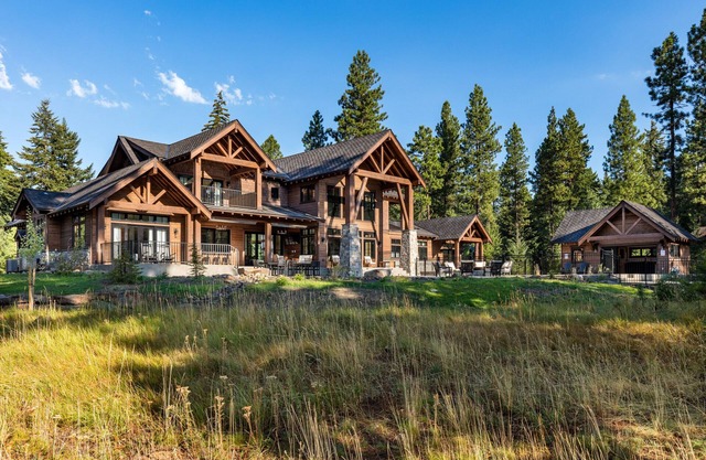 Suncadia's Biggest Rental w/Heated Pool, 20-Person Hot Tub, and 2 Firepits!