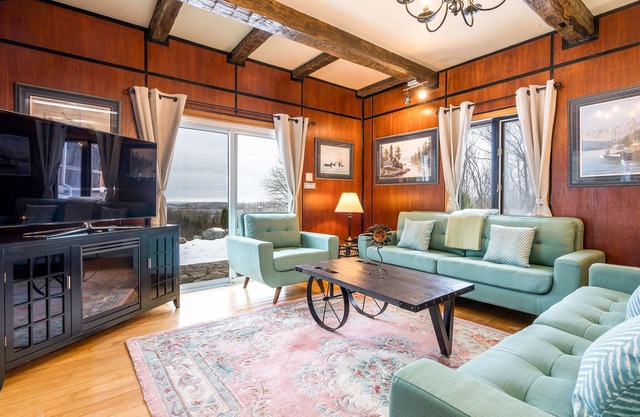 Sundance of Blantyre Ski Lodge w/Private Hot Tub & Sauna House