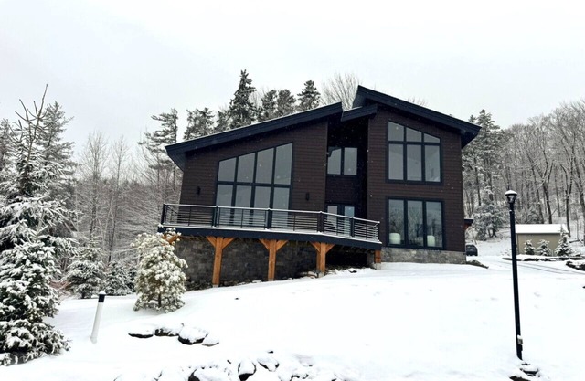 Sundance Village- Ski-on/off, Hot tub, Views, Clubhouse access @ MT Snow