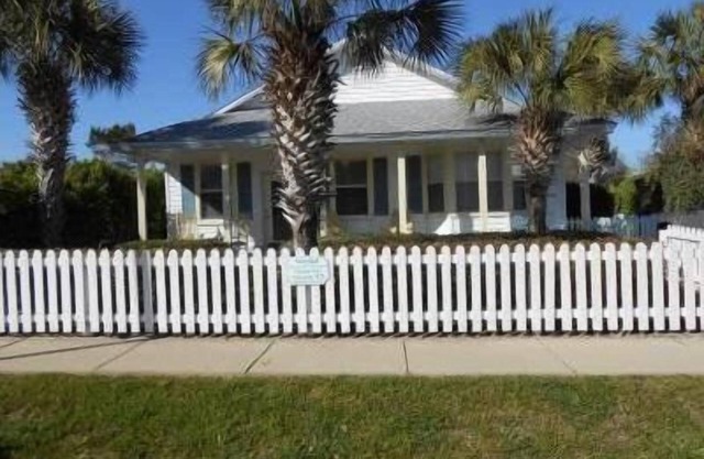SUNDIAL COTTAGE: CRYSTAL BEACH, DESTIN, FL. PRIVATE POOL!